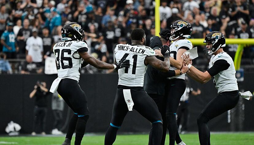 Cam Little (2.v.r) hat einen NFL-Rekord aufgestellt, indem er ein Field Goal aus 68 Yards erzielte.