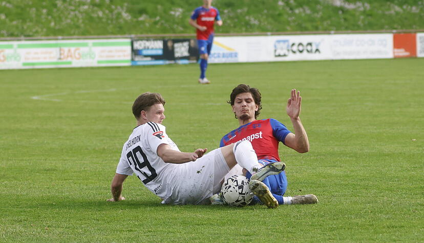 Der Einsatz der Hollenbacher - wie hier von Rejan Omerovic (rechts) - stimmte.