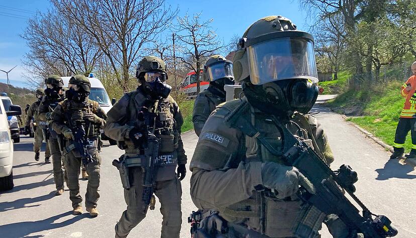 Ein Mitglied eines Spezialeinsatzkommandos (SEK) wird angeschossen. Mehr als 200 Beamte sind am Mittwoch vor Ort. Als der Gebäudekomplex abgebrannt ist, durchsucht das SEK das Haus. Immer wieder sind Explosionen zu hören.
Fotos: Jürgen Kümmerle