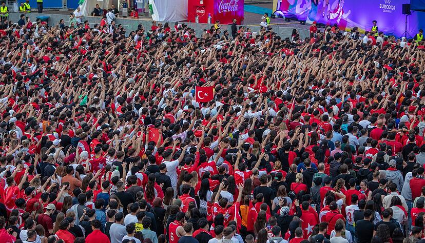 Zahlreiche t&uuml;rkische Fans sahen sich beim Public Viewing auf dem Schlossplatz das EM-Fu&szlig;ballspiel zwischen der T&uuml;rkei und Tschechien an. (Archivbild)