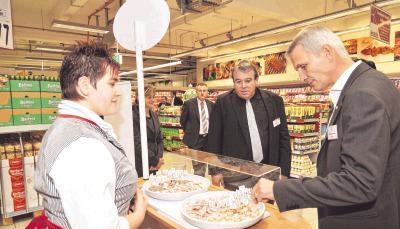 Zu einem Probiererle sagen beim Rundgang durch das neue Kaufland an der Olgastraße in Heilbronn Vorstand Richard Lohmiller (rechts) und Baubürgermeister Wilfried Hajek (Mitte) nicht Nein.Fotos: Thomas Braun
