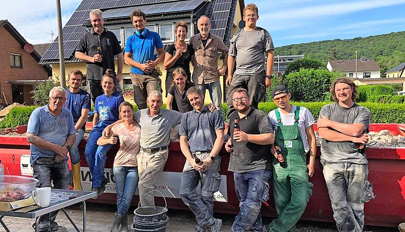 Jürgen Seel (links) mit anderen Helfern in einer Pause. Die Gruppe hat sich Team Ultra Hilti getauft. Mehrere Stunden am Tag entkernen sie Häuser und bringen den Schutt zum Container.
Fotos: privat Jürgen Seel (links) mit anderen Helfern in einer Pause. Die Gruppe hat sich Team Ultra Hilti getauft. Mehrere Stunden am Tag entkernen sie Häuser und bringen den Schutt zum Container.
Fotos: privat