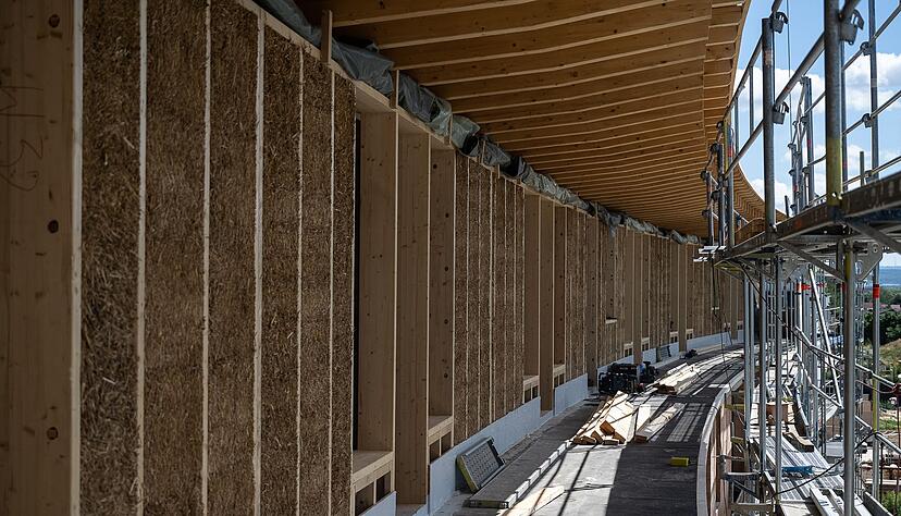 Stroh ist in einem Neubauprojekt eines Mehrfamilienhauses verbaut. - F&uuml;r Bauherren in Deutschland gelten neue Regeln f&uuml;r die F&ouml;rderung von Neubauten.