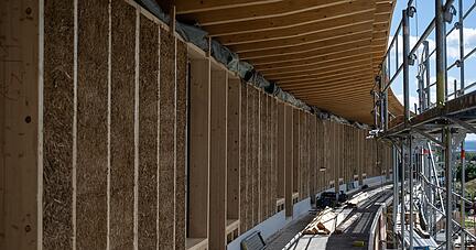 Stroh ist in einem Neubauprojekt eines Mehrfamilienhauses verbaut. - F&uuml;r Bauherren in Deutschland gelten neue Regeln f&uuml;r die F&ouml;rderung von Neubauten.