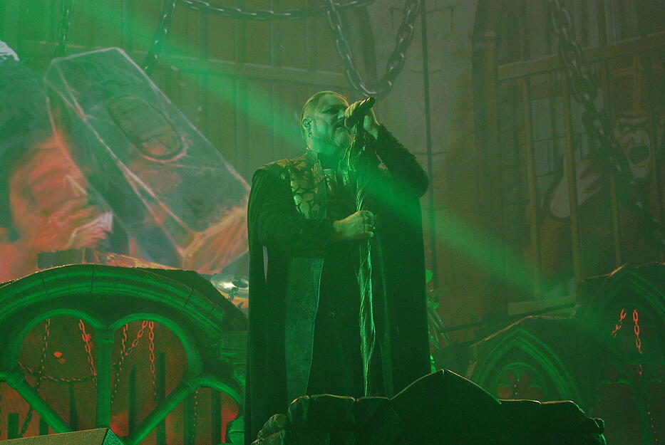 Und Sänger Attila Dorn, bürgerlich Karsten Brill und aus dem 7000-Einwohner-Örtchen Bous an der Saar stammend, deutet mehrfach an, dass er eine klassische Gesangsausbildung genossen hat. Und Sänger Attila Dorn, bürgerlich Karsten Brill und aus dem 7000-Einwohner-Örtchen Bous an der Saar stammend, deutet mehrfach an, dass er eine klassische Gesangsausbildung genossen hat.