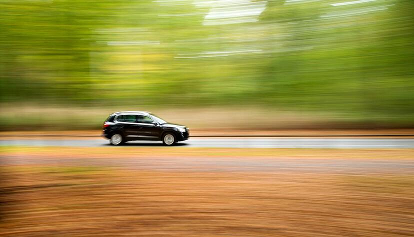 AT-Reifen versprechen Robustheit und Zugkraft im Gelände, aber im Alltag verhalten sich Standardreifen auf der Straße sicherer. AT-Reifen versprechen Robustheit und Zugkraft im Gelände, aber im Alltag verhalten sich Standardreifen auf der Straße sicherer.