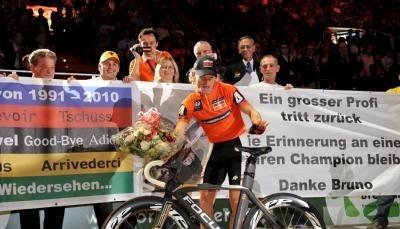 Der Schweizer Radprofi Bruno Risi wird auf der Bahn in M&uuml;nchen verabschiedet.