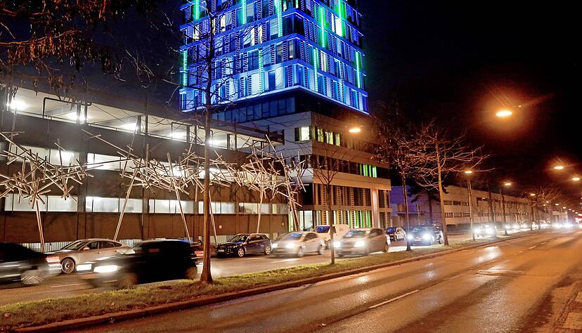 Indem unsere Umwelt künstlich erhellt wird, gibt es hierzulande keinen richtigen Sternenhimmel mehr zu sehen. Beispielhaft in Heilbronn: das Landratsamt (oben), die Campus-Brücke und die Innenstadt mit Kilianskirche. Indem unsere Umwelt künstlich erhellt wird, gibt es hierzulande keinen richtigen Sternenhimmel mehr zu sehen. Beispielhaft in Heilbronn: das Landratsamt (oben), die Campus-Brücke und die Innenstadt mit Kilianskirche.