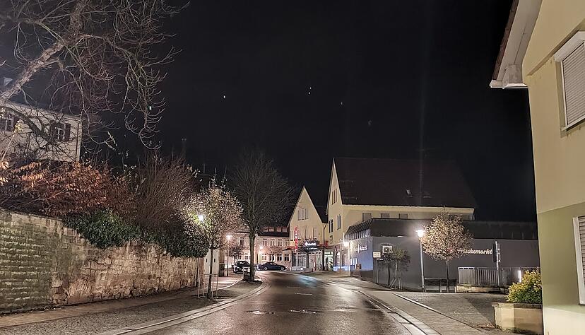 Tagsüber drängen sich die Autos auf der Beilsteiner Hauptstraße.