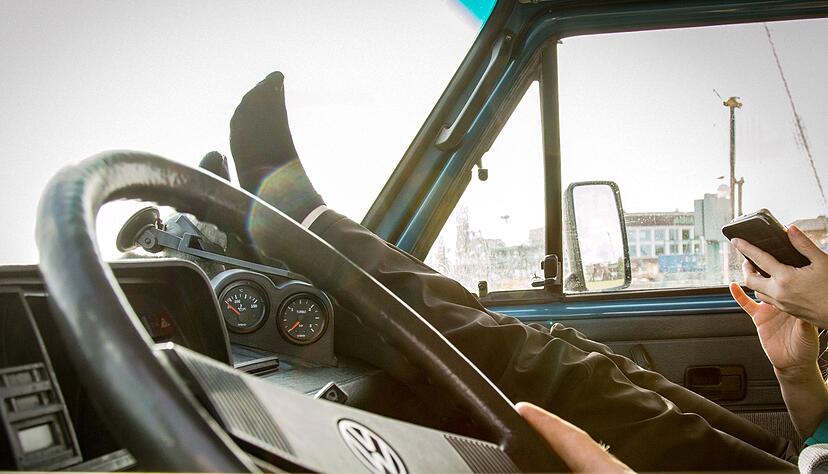 Füße hoch ist riskant: Bei einem Unfall drohen so schwere Verletzungen und auch der Sicherheitsgurt wirkt nicht richtig. Füße hoch ist riskant: Bei einem Unfall drohen so schwere Verletzungen und auch der Sicherheitsgurt wirkt nicht richtig.