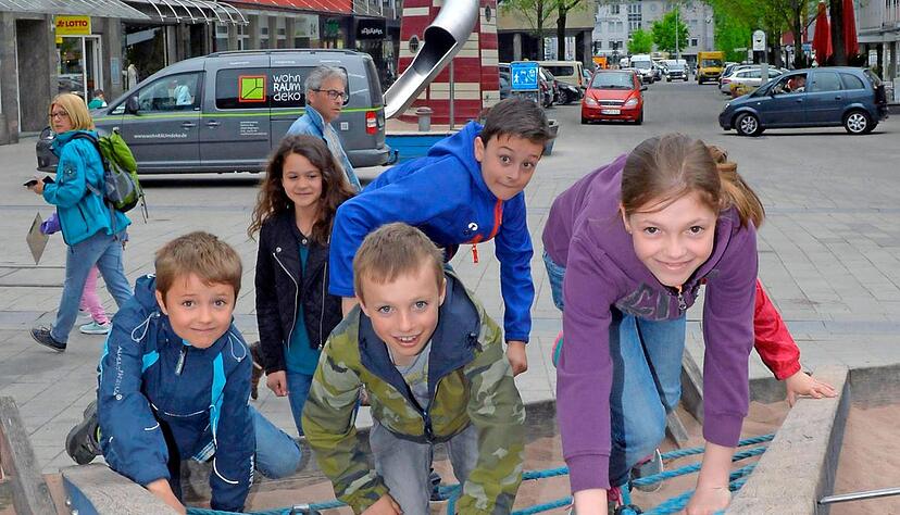 Mehr als tragf&auml;hig. Das "Fischernetz" im Boot am Hafenmarkt kommt bei den Achtj&auml;hrigen gut an.