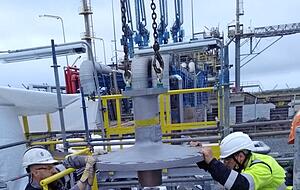 Einbau der sogenannten Top-Entry-Klappen in der gr&ouml;&szlig;ten Fl&uuml;ssiggasanlage Europas in Rotterdam. Foto: Quadax