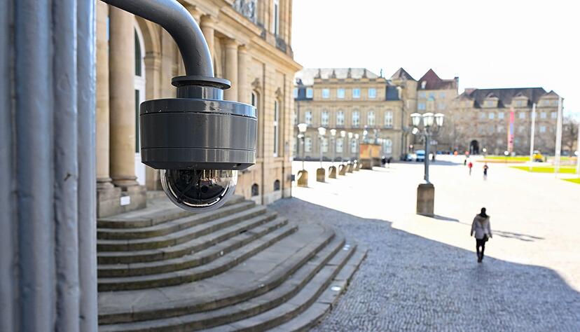 Eine Kamera ist an einem Mast auf dem Schlossplatz angebracht. Eine Kamera ist an einem Mast auf dem Schlossplatz angebracht.