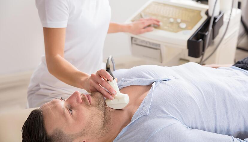 Zur Diagnose einer m&ouml;glichen Schilddr&uuml;sen-Fehlfunktion kommt auch Ultraschall zum Einsatz.