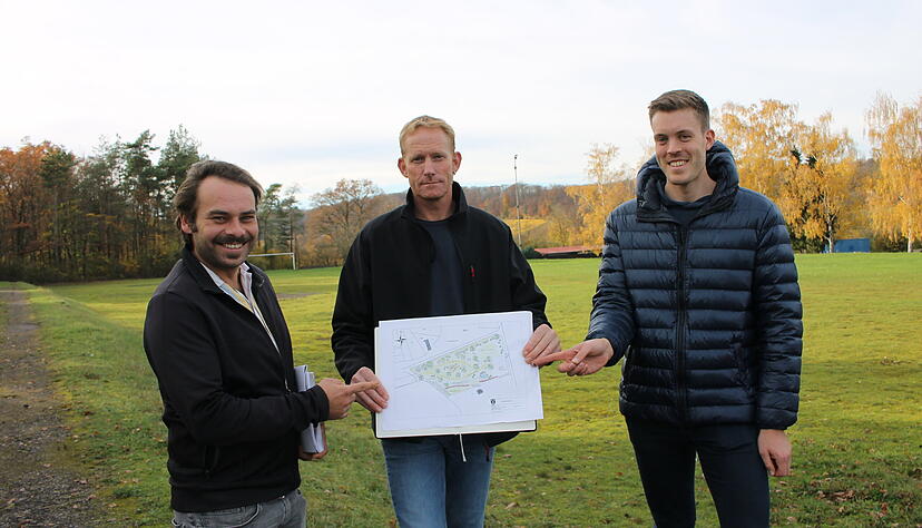 Klimaschutzmanager Stefan Fuchs, Thomas Schwarz und Alexander Bartelmann vom Bauamt (von links) auf dem alten Sportplatz Greut, der zu einem naturnahen Erlebnisraum für Mensch und Tier werden soll.