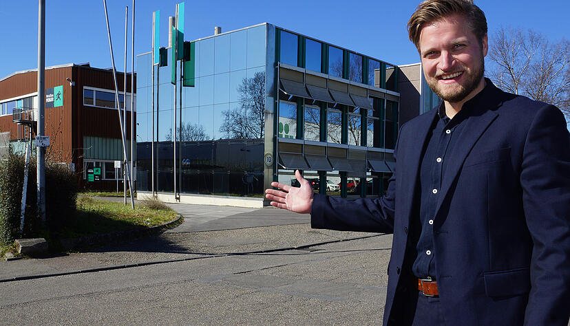 Florian Wegner, Geschäftsführer von Kemmler Baustoffe in Weinsberg,  vor dem  Gebäude in der Heilbronner Salzstraße. Dort zieht das Unternehmen im Herbst hin.