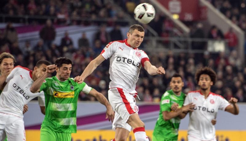 Im Spiel um den dritten Platz spielt D&uuml;sseldorfs Oliver Fink den Ball. Foto: Federico Gambarini