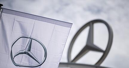 Mercedes-Benz beschäftigt bei den konzerneigenen Niederlassungen etwa 8000 Menschen in rund 80 Betrieben.
