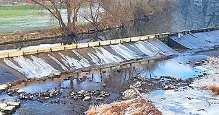 Die Wehranlage in Jagsthausen. Links in hellem Holz sind die neu eingebrachten Wehrdielen zu sehen, rechts die alten. Foto: Marcus G&ouml;tz