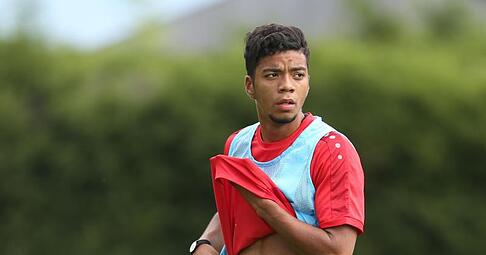 Benjamin Henrichs von Bayer Leverkusen wurde zum «Nachwuchsspieler der Saison» ernannt. Foto: Ina Fassbender