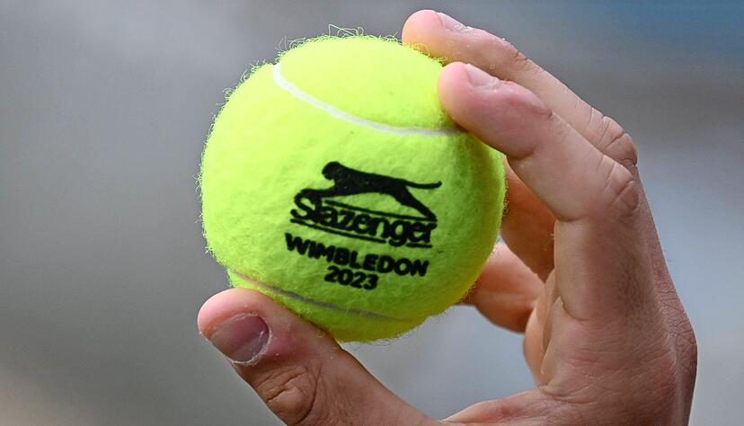 Beim prestigetr&auml;chtigsten Tennis-Turnier der Welt d&uuml;rfen im Londoner Stadtteil Wimbledon in den n&auml;chsten zwei Wochen Russen und Belarussen wieder spielen. Das sorgt f&uuml;r ein geteiltes Echo &minus; in der Tennis-Welt und bei unseren Redakteuren.