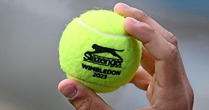 Beim prestigeträchtigsten Tennis-Turnier der Welt dürfen im Londoner Stadtteil Wimbledon in den nächsten zwei Wochen Russen und Belarussen wieder spielen. Das sorgt für ein geteiltes Echo − in der Tennis-Welt und bei unseren Redakteuren.
Foto: dpa Beim prestigeträchtigsten Tennis-Turnier der Welt dürfen im Londoner Stadtteil Wimbledon in den nächsten zwei Wochen Russen und Belarussen wieder spielen. Das sorgt für ein geteiltes Echo − in der Tennis-Welt und bei unseren Redakteuren.
Foto: dpa