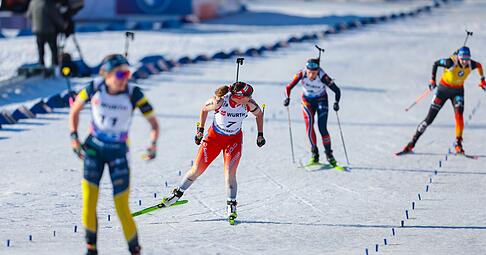 Franziska Preuß (r) hat im Zielsprint das Nachsehen und wird Fünfte. Franziska Preuß (r) hat im Zielsprint das Nachsehen und wird Fünfte.