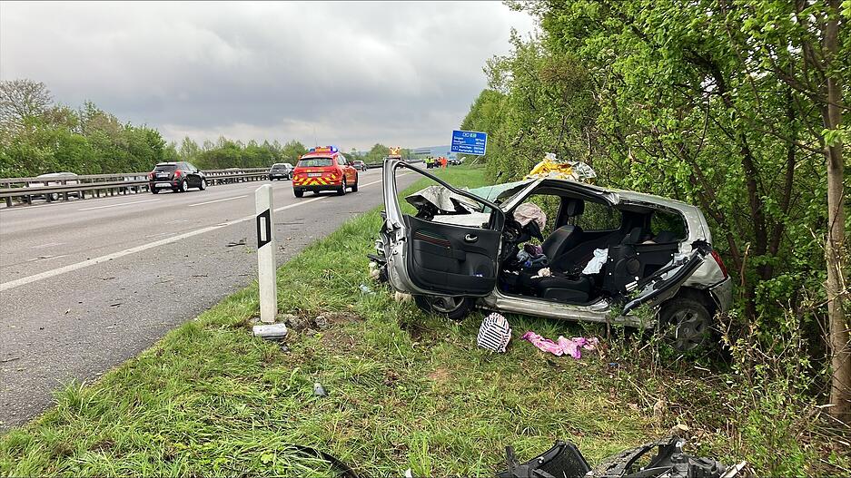 Ein Renault überschlug sich und blieb am Fahrbahnrand liegen.