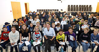 Wie die großen Studenten, sitzen auch die Kinder im Hörsaal. Dort ging es im vergangenen Semester unter anderem um "Kreativität in der Informatik mit Professorin Nicole Ondrusch.
Foto: Ralf Seidel Wie die großen Studenten, sitzen auch die Kinder im Hörsaal. Dort ging es im vergangenen Semester unter anderem um "Kreativität in der Informatik mit Professorin Nicole Ondrusch.
Foto: Ralf Seidel