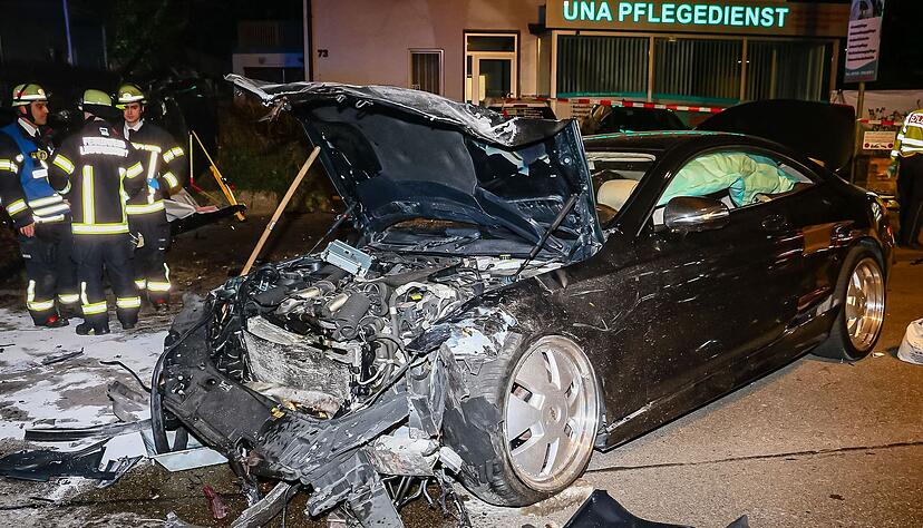 Mutmaßliches Autorennen in Ludwigsburg: Zwei Frauen starben noch an der Unfallstelle. Mutmaßliches Autorennen in Ludwigsburg: Zwei Frauen starben noch an der Unfallstelle.