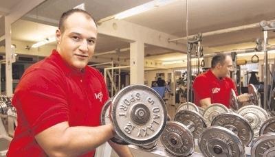 Steht zu seinen Muskeln, tut einiges dafür und und findet sie männlich: Stephan Schrapp im Heilbronner Fitness-Studio Vexo. Für ihn ist das Bodybuilding einfach auch eine Einstellungssache.Fotos: Veigel, Buchholz