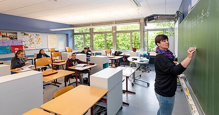 Diese 9. Klasse der Elly-Heuss-Knapp Gemeinschaftsschule darf seit Anfang Mai wieder in die Schule gehen. Foto: Mario Berger Diese 9. Klasse der Elly-Heuss-Knapp Gemeinschaftsschule darf seit Anfang Mai wieder in die Schule gehen. Foto: Mario Berger
