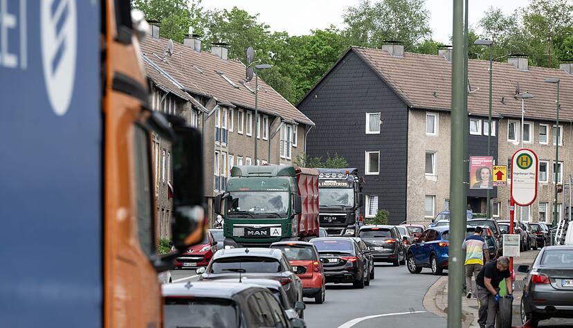Eine regelrechte Verkehrslawine qu&auml;lte sich vier Jahre lang mitten durch L&uuml;denscheid. (Archivbild)