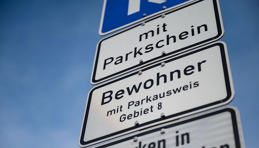 Anwohner in Tübingen müssen fürs Parken künftig tief in die Tasche greifen. (Foto-Archiv) Anwohner in Tübingen müssen fürs Parken künftig tief in die Tasche greifen. (Foto-Archiv)