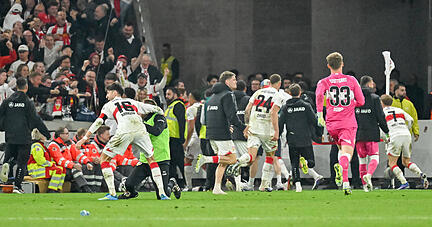 Der VfB Stuttgart steht im Pokalfinale. Gegen den SC Freiburg setzt sich der Titelverteidiger 2:1 nach Verl&auml;ngerung durch.