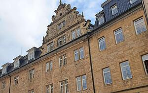 Um die Mehrarbeit zu bewältigen, schafft das Rathaus in Öhringen neue Stellen: je eine halbe im Ordnungsamt und im Integrationsmanagement.
Foto: Archiv/Hachenberg Um die Mehrarbeit zu bewältigen, schafft das Rathaus in Öhringen neue Stellen: je eine halbe im Ordnungsamt und im Integrationsmanagement.
Foto: Archiv/Hachenberg