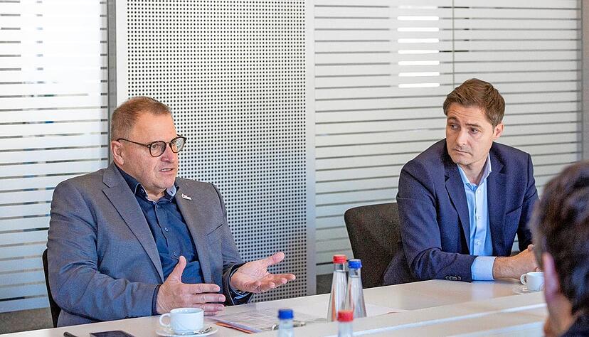 Die Gemeindetags-Vertreter Klaus Holaschke (links) und Björn Steinbach fordern vor allem mehr finanzielle Unterstützung aus Berlin und Stuttgart. Die Gemeindetags-Vertreter Klaus Holaschke (links) und Björn Steinbach fordern vor allem mehr finanzielle Unterstützung aus Berlin und Stuttgart.