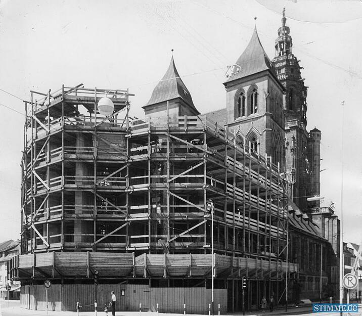 Im Juni 1959 kündigt sich das Ende des Dachaufbaus der Kilianskirche an. 1954 war das Hauptschiff zur regelmäßigen gottesdienstlichen Benutzung freigegeben.