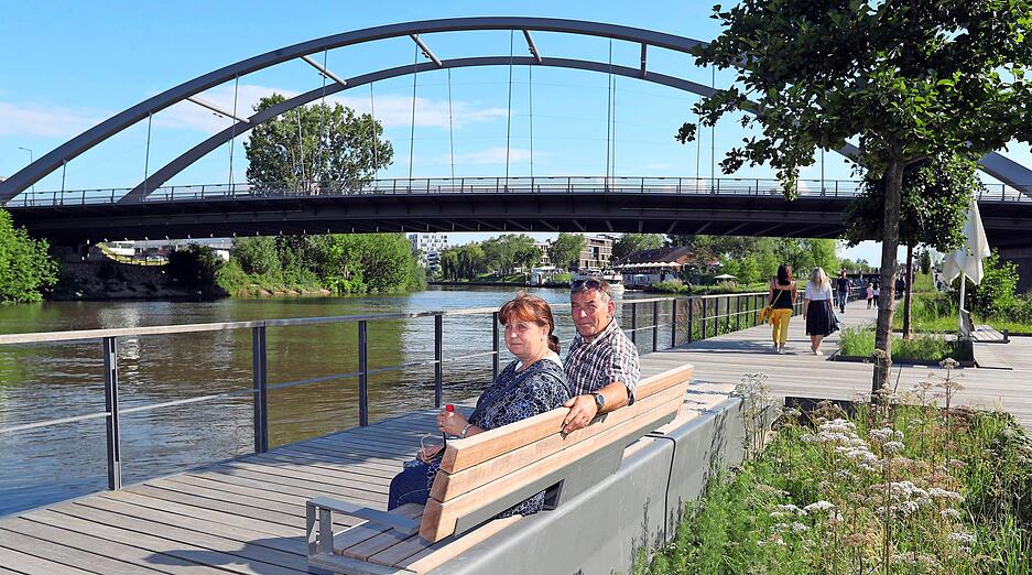 Art der Sitzgelegenheit: Holz-Stahlbank
Standort(e): an vielen Stellen entlang des Neckars am Uferpark, auf dem Holzsteg zum Wohlgelegen, auf dem Damm am Hafenpark.
Anzahl: 110 (dauerhaft)
mobil: nein
Besonderheit: idealer Sitzplatz für eine kurze Verschnaufpause unterwegs.