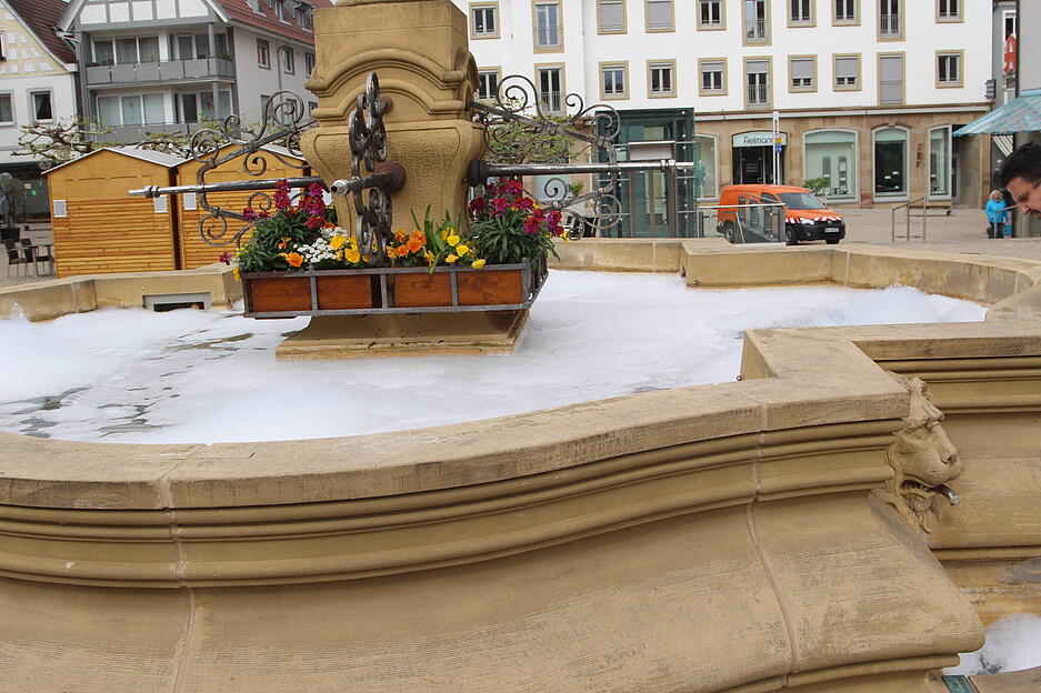 Neckarsulm

vermutlich in der Nacht auf den 1. Mai wurde Duschbad oder etwas ähliches in den Brunnen am Marktplatz in Neckarulm eingebracht, der Brunnen Schäumte kräftig als die Einsatzkräfte der Feuerwehr Neckarsulm mit dem Stichwort Gewässer