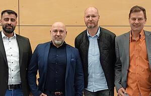 Die gegenwärtigen Vereinschefs Cem Akin, Bülent Caliskan, Achim Heinz und Andree Schlüter (von links). Akin und Caliskan wollen aufhören.
Foto: Kress/Archiv Die gegenwärtigen Vereinschefs Cem Akin, Bülent Caliskan, Achim Heinz und Andree Schlüter (von links). Akin und Caliskan wollen aufhören.
Foto: Kress/Archiv