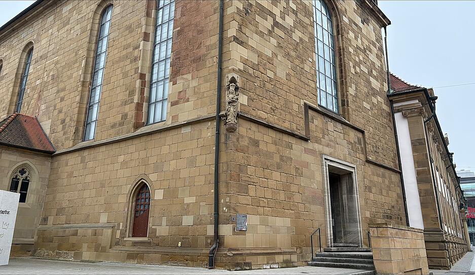 Wer es eher gediegen mag, für den ist das Deutschordensmünster St. Peter und Paul (Kirchbrunnenstraße) eine Anlaufstelle. Hier werden musikalische Darbietungen auf der Trompete und der Orgel aus dem Barock und anderen Epochen geboten. Karten gibt es nur an der Abendkasse. Das Konzert beginnt um 22.30 Uhr. Anschließend starten die Besucher um 23.30 Uhr mit Gottes Segen ins Neue Jahr.