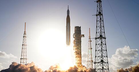 Dr&ouml;&ouml;&ouml;&ouml;hn, da hebt sie ab! Wer sich den Verlauf der Artemis-2-Mission ansehen will, kann das bei der US-Raumfahrtbeh&ouml;rde Nasa im Web und per App tun.