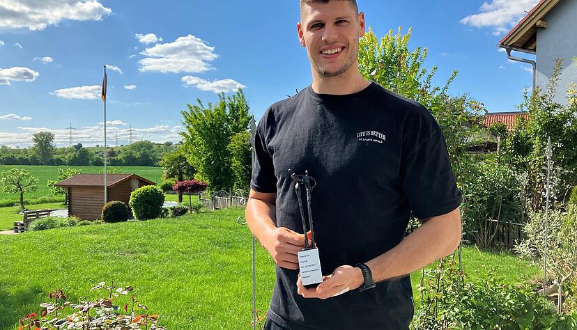 Frisch operiert hat Sebastian Heymann die Troph&auml;e als Unterl&auml;nder Sportler des Jahres im Garten seiner Eltern in Horkheim in Empfang genommen.