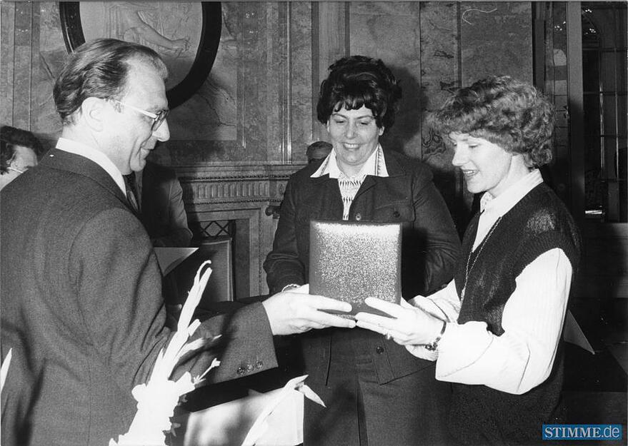 1979: Baden-W&uuml;rttembergs Ministerpr&auml;sident Lothar Sp&auml;th w&uuml;rdigt die ehrenamtliche Arbeit des Heilbronner Hilfswerks Meseno als vorbildliche kommunale B&uuml;rgeraktion mit dem Hauptpreis des Landes. Elsa Sitter und Mitarbeiterin Dorlies Jassmann nehmen die Urkunde und die Medaille in Empfang.