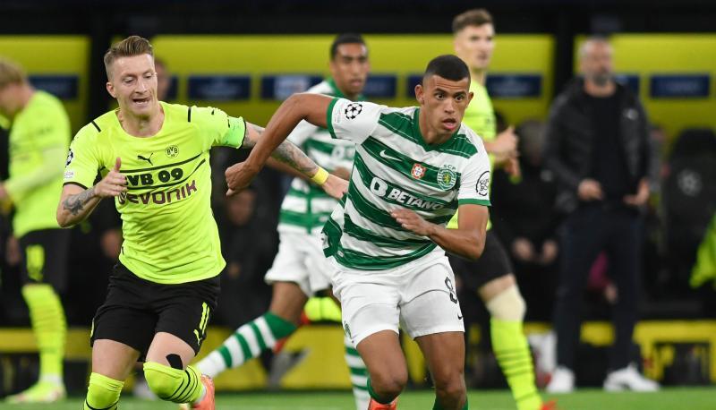 Wieder mit sichtbarem Wappen auf dem Trikot: BVB-Kapit&auml;n Marco Reus (l).