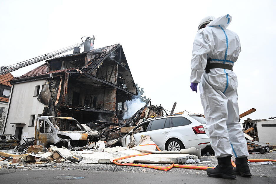 An der Unglücksstelle in Stuttgart West löschen Feuerwehrleute den Brand und suchen nach einer vermissten 85-jährigen Bewohnerin. Nach einer Explosion in der Nacht in einem Wohnhaus in Stuttgart sind Teile des Gebäudes eingestürzt.
