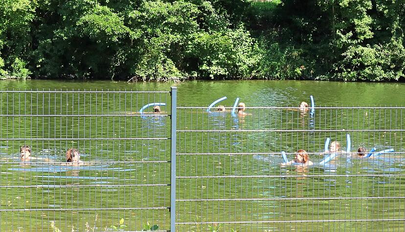 Die erwachsenen Badegäste tummeln sich vorwiegend außerhalb des Zauns im Kocher, nicht im Naturschwimmbecken. Die erwachsenen Badegäste tummeln sich vorwiegend außerhalb des Zauns im Kocher, nicht im Naturschwimmbecken.