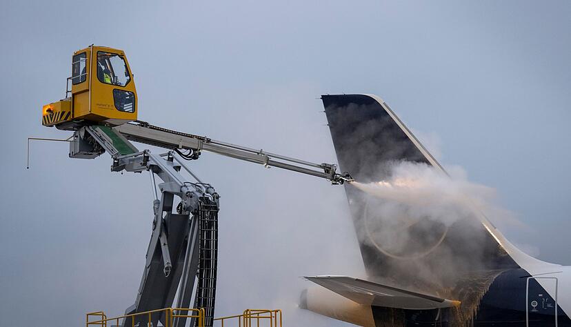 Eisige Temperaturen auch in Hessen - Am Frankfurter Flughafen m&uuml;ssen Maschinen enteist werden