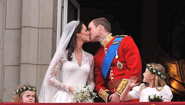 Nach der Trauung und Kutschfahrt: Kuss für das Volk auf dem Balkon des Buckingham Palastes.